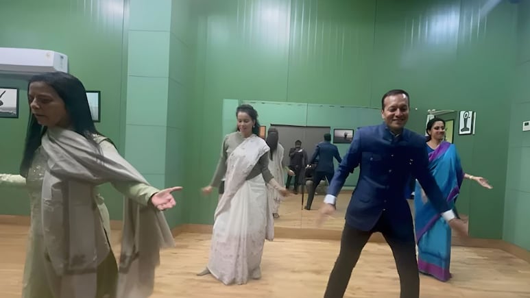 अनोखी युती! कंगना रनौत, महुआ मोईत्रा, सुप्रिया सुळे एकत्र डान्स करताना दिसले, निमित्त होतं...