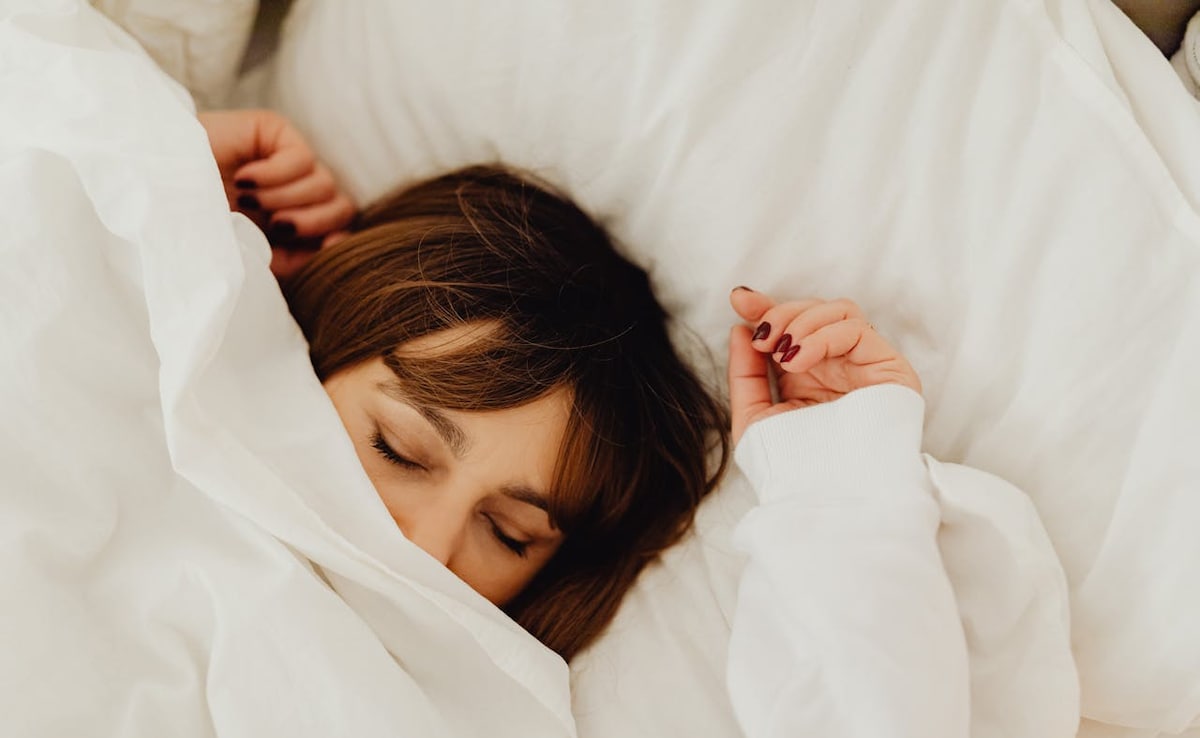 Sleeping With Your Face Covered In Winter: Cosy Comfort Or Health Risk? Sleeping With Your Face Covered In Winter: Cosy Comfort Or Health Risk?