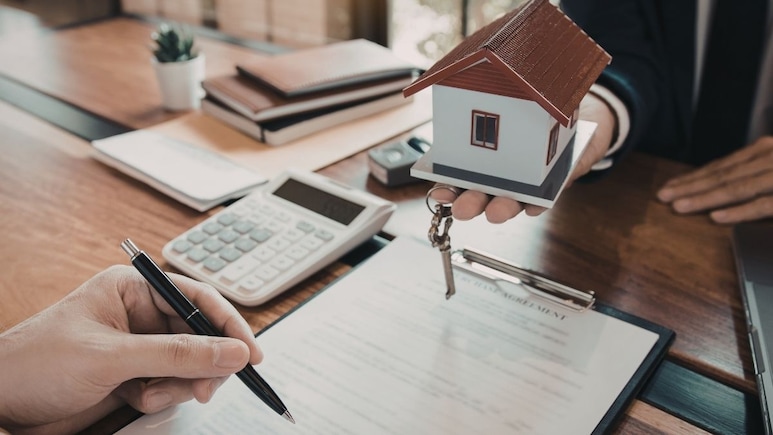 Property Sell-Purchase Tips: टैक्&zwj;स, डीड, स्&zwj;टांप ड्यूटी... घर खरीदते या बेचते समय किन 10 बातों का ध्&zwj;यान रखना है जरूरी?