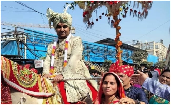 वृंदावन स्थित आवास से 3 दिसंबर को निकासी हो चुकी है.