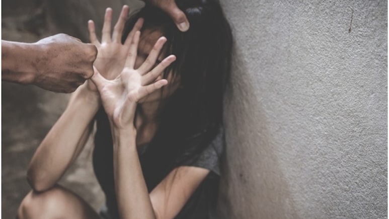 वो कहता था बात करो, लड़की कहती थी ना, फिर सिरफिरे ने स्कूल के गेट पर ही कर दी वारदात