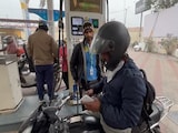 आपने पेट्रोल नहीं देना है इनको.., 'No PUC, No Fuel' नियम लागू, पेट्रोल पंप पर तैनात किए गए पुलिसकर्मी आपने पेट्रोल नहीं देना है इनको.., 'No PUC, No Fuel' नियम लागू, पेट्रोल पंप पर तैनात किए गए पुलिसकर्मी