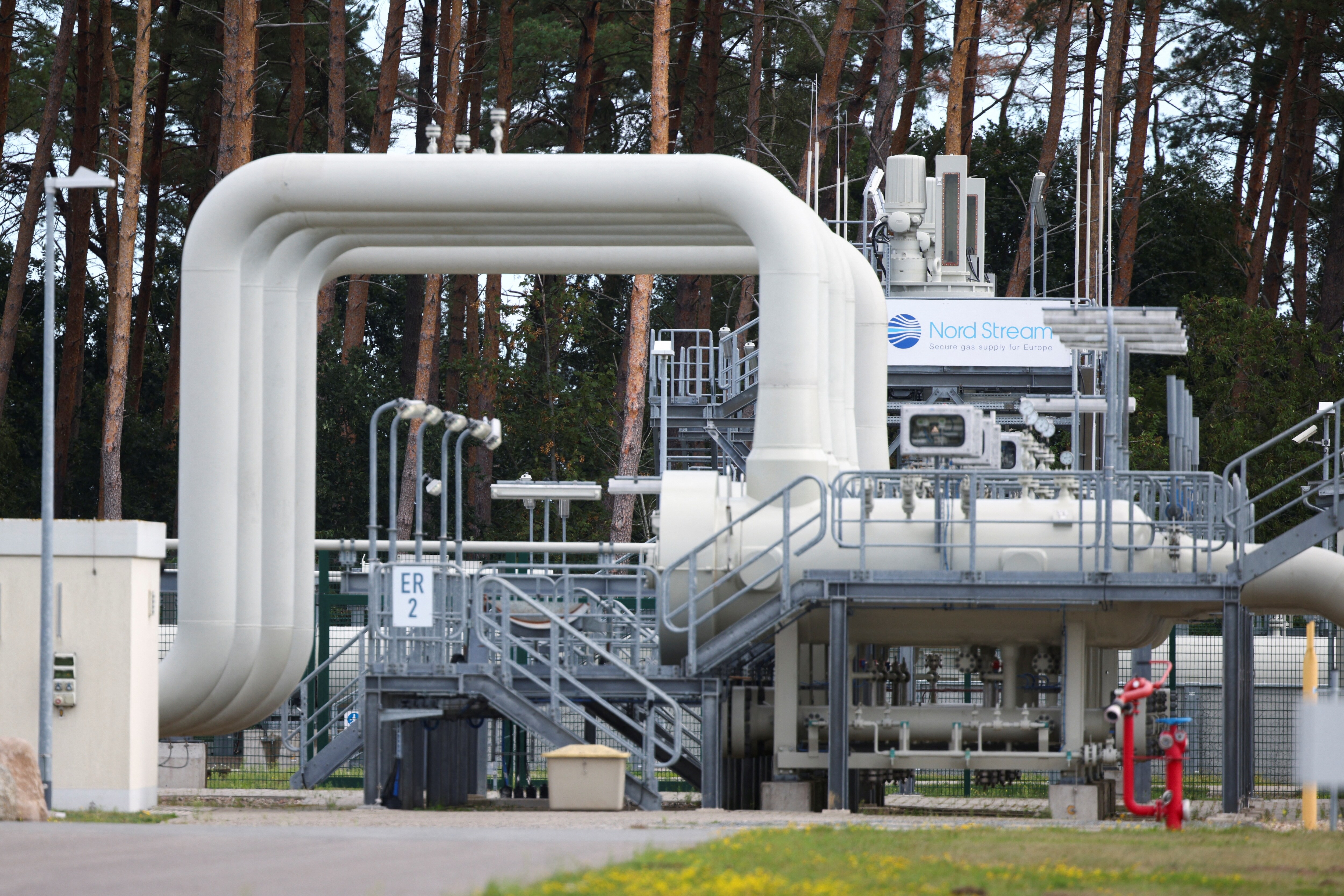Energy War Rages As West Caps Russian Oil Price, Moscow Keeps Gas Pipe Shut