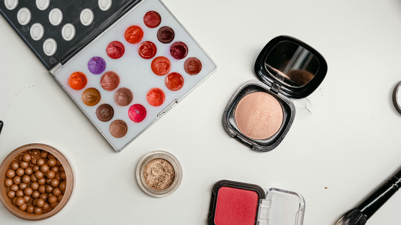 How To Pick A Blush Shade That Warms Up Winter Skin: Peach, Rose Or Berry