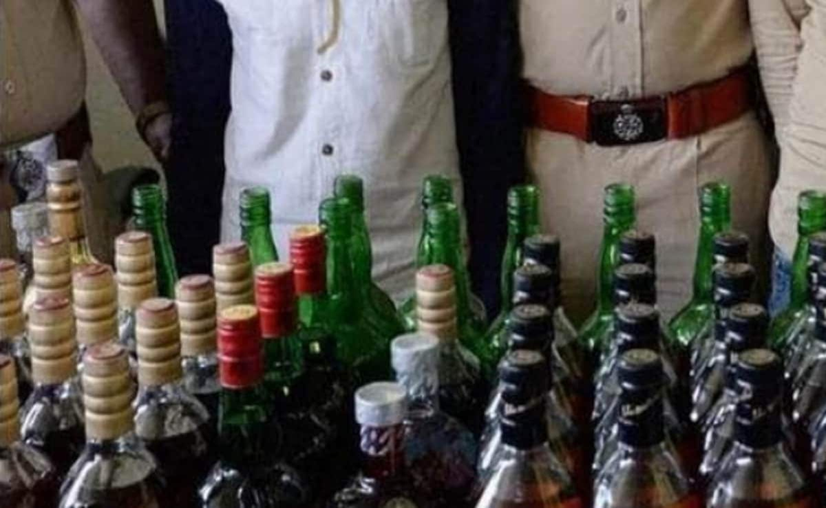 Vidisha News: नशे पर वार; आबकारी विभाग की एक साथ 8 जगह छापेमारी, भारी मात्रा में अवैध शराब जब्त
