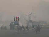 जहरीली हवा से सांसों पर संकट, 450 के पार AQI, दिल्ली में अभी और बढ़ेगा प्रदूषण जहरीली हवा से सांसों पर संकट, 450 के पार AQI, दिल्ली में अभी और बढ़ेगा प्रदूषण