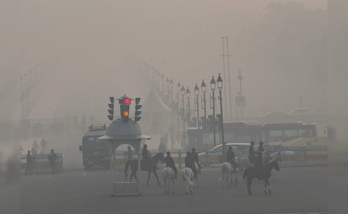 जहरीली हवा से सांसों पर संकट, 450 के पार AQI, दिल्ली में अभी और बढ़ेगा प्रदूषण