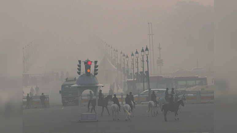 जहरीली हवा से सांसों पर संकट, 450 के पार AQI, दिल्ली में अभी और बढ़ेगा प्रदूषण