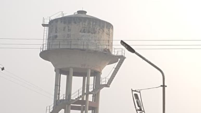 दौसा में कंबल ओढ़कर पानी की टंकी पर चढ़ गई 2 युवतियां, पुलिस-प्रशासन को संभालना पड़ा मोर्चा