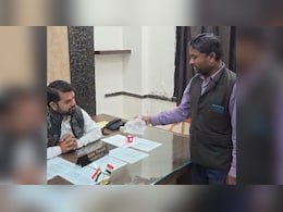 शख्स था मच्छर से परेशान, नहीं माने अधिकारी तो पॉलिथीन में पकड़कर निगम दफ्तर पहुंच गया