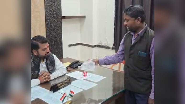 शख्स था मच्छर से परेशान, नहीं माने अधिकारी तो पॉलिथीन में पकड़कर निगम दफ्तर पहुंच गया