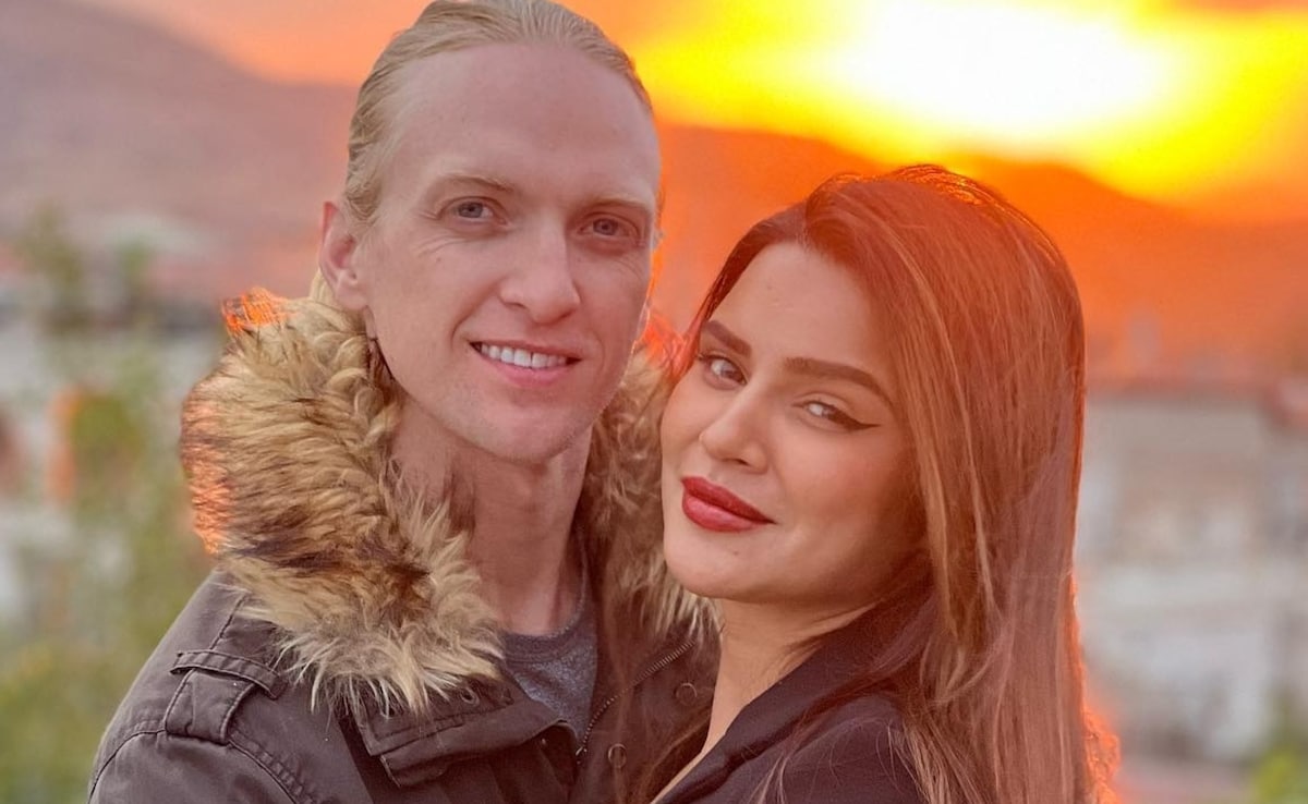 Aashka Goradia Announces Second Pregnancy On 8th Wedding Anniversary With Brent Goble