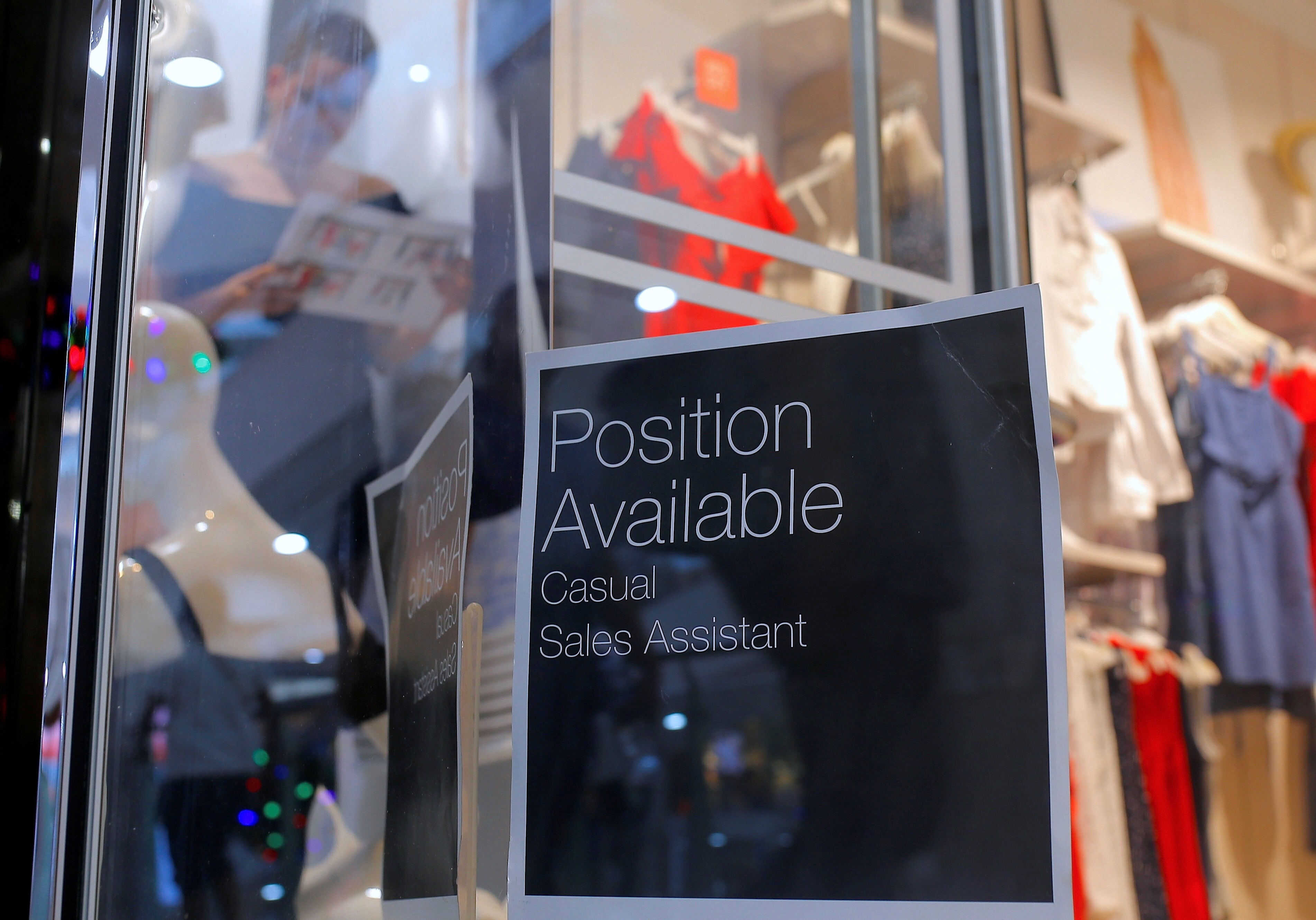 Australia Favours Boosting Temporary Skilled Migrants' Pay Amid Staff Shortages