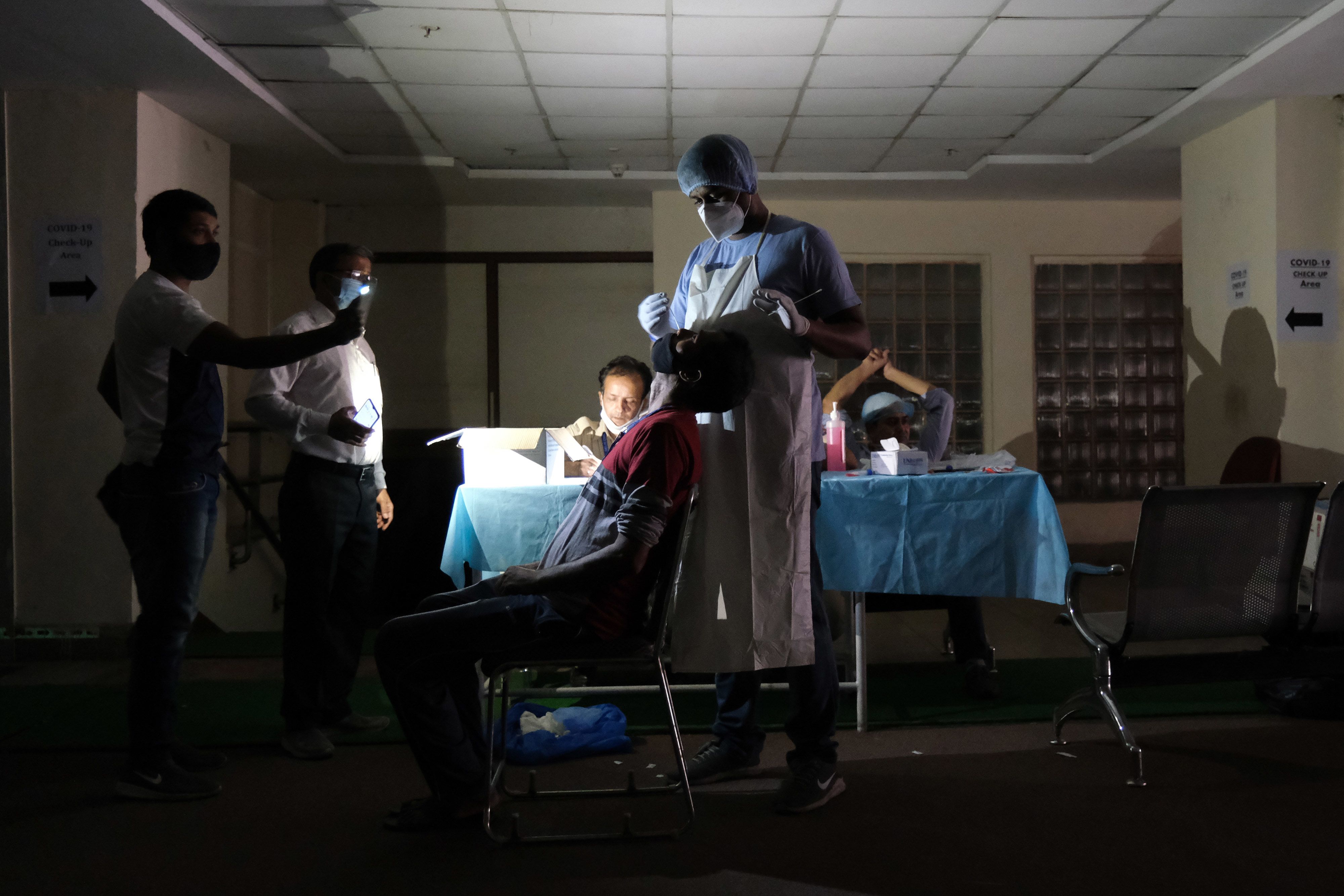 Coronavirus India Latest Updates: Active Cases Continue To Decline Amid Omicron Fears, 195 Deaths Reported 