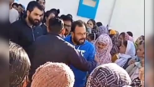 महिला कर्मचारियों का जोरदार हंगामा; कम वेतन और शोषण के खिलाफ कलेक्टर से की शिकायत