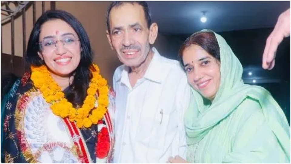 अपने परिवार के साथ PS अनु बेनीवाल