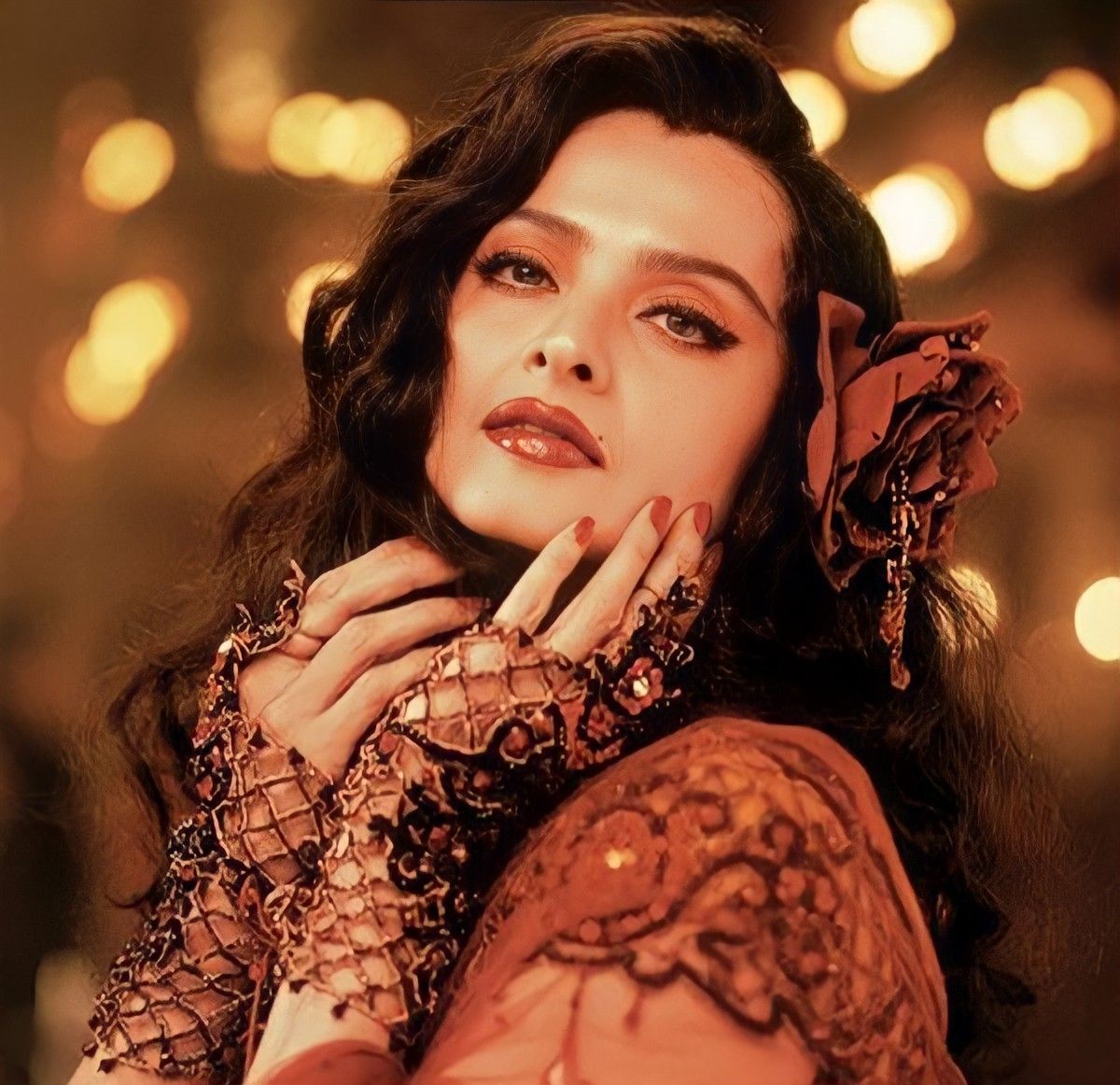 वही चेहरा और वही अदाएं, रेखा की तरह हूबहू दिखती है ये लड़की, इस हमशक्ल को देख फैंस बोले- इसे कहते हैं छलावा