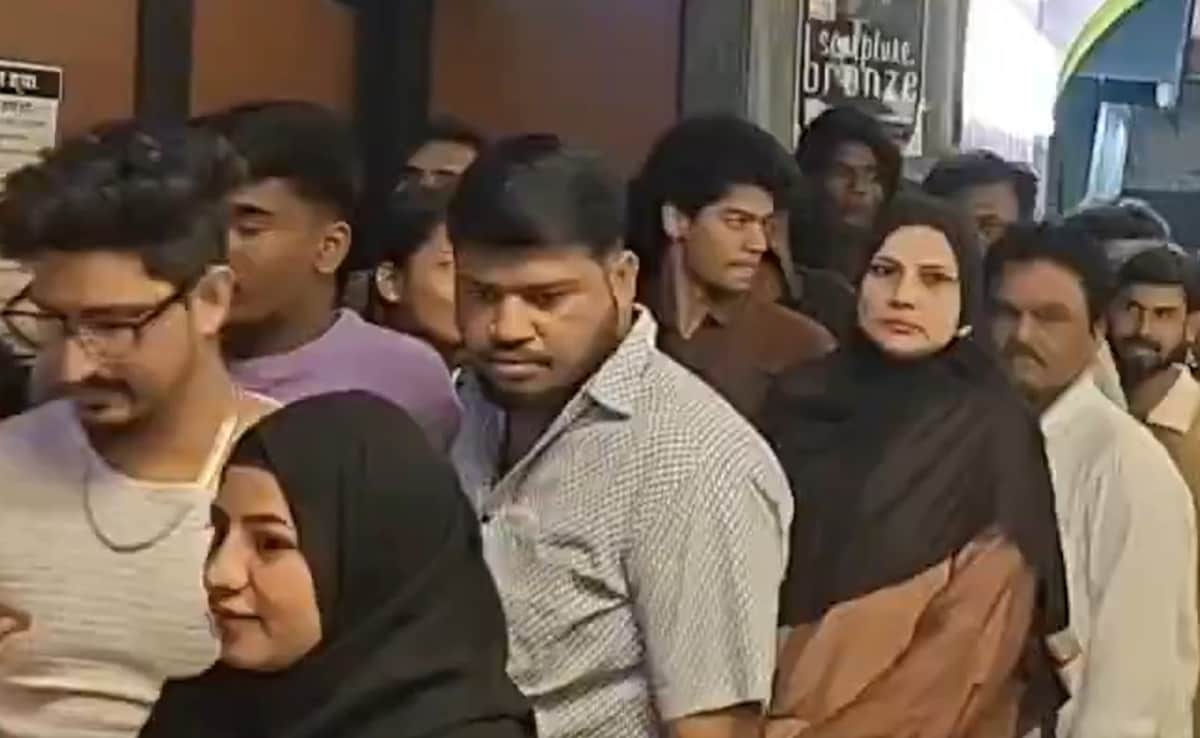 धुरंधर को देखने के लिए रविवार को सिनेमाघरों के बार लगी लाइनें, यकीन ना हो तो ये वीडियो देखिए