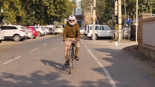 एक मौत ने समझी जिंदगी की कीमत, पिछले 8 साल से साइकिल पर हेलमेट पहन रहा बीकानेर का जवान, वजह कर देगी भावुक