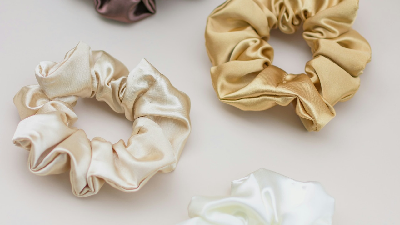 How To Tie Your Hair Right With Clips and Scrunchies Without Damage How To Tie Your Hair Right With Clips and Scrunchies Without Damage