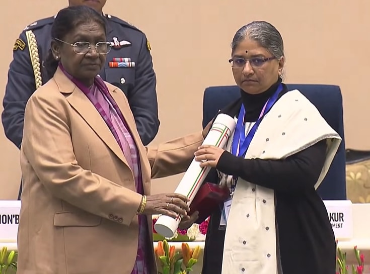 व्योमा की मां ने लिया पुरस्कार