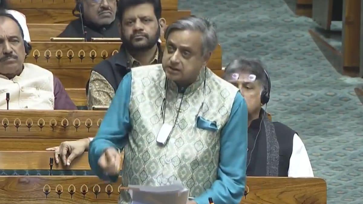 Shashi Tharoor Condemns Replacing Gandhi