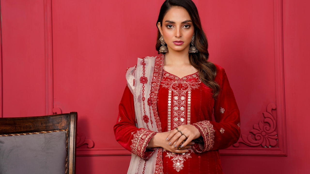 Get dressed for Jashn-e-Rekhta with these velvet kurta sets