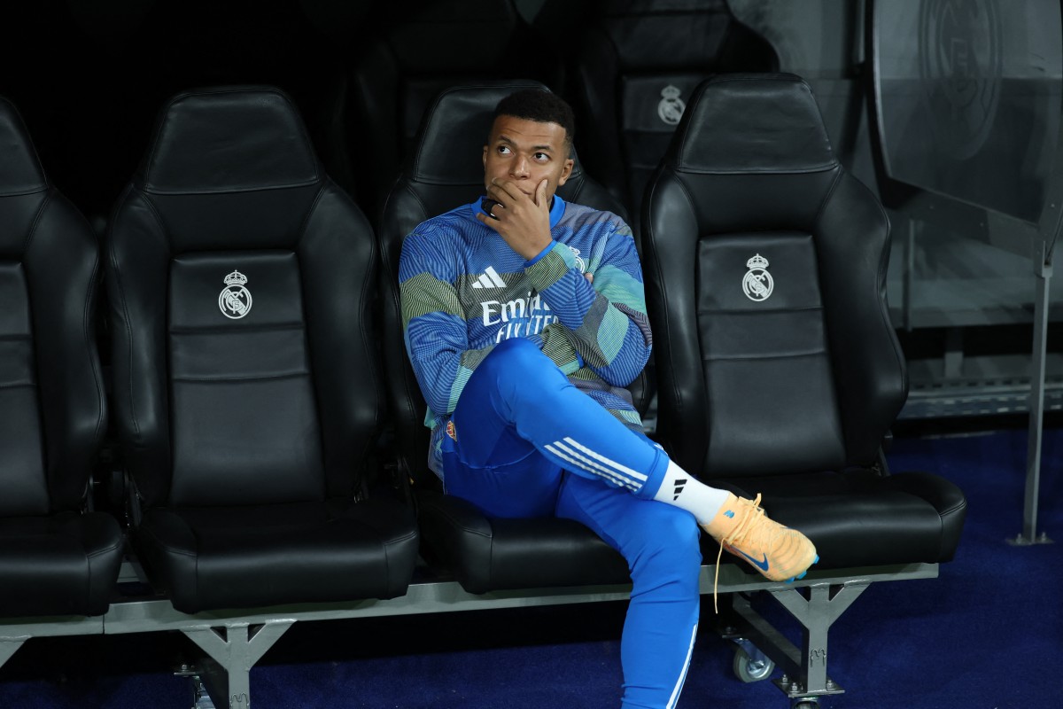 fsjd4lk4_kylian-mbappe-bench-