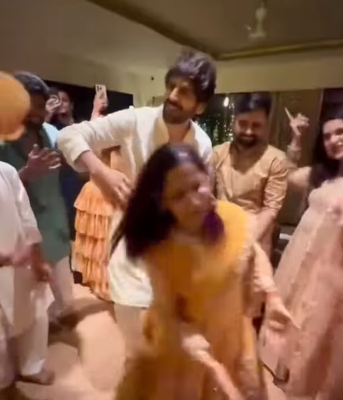 कार्तिक आर्यन ने बहन की हल्दी में बॉलीवुड स्टाइल में किया डांस, वीडियो देख फैन्स बोले- भाई हो तो ऐसा