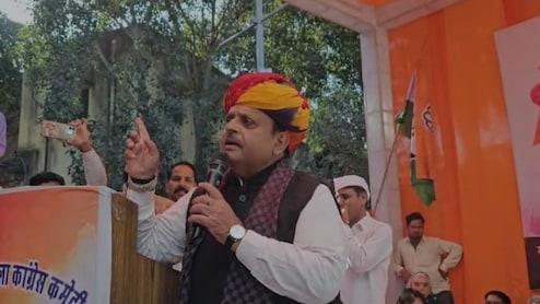 भरे मंच पर पूर्व मंत्री के बिगड़े बोल कहा- अजमेर में 'नीच-निकम्मी एसपी-कलेक्टर'