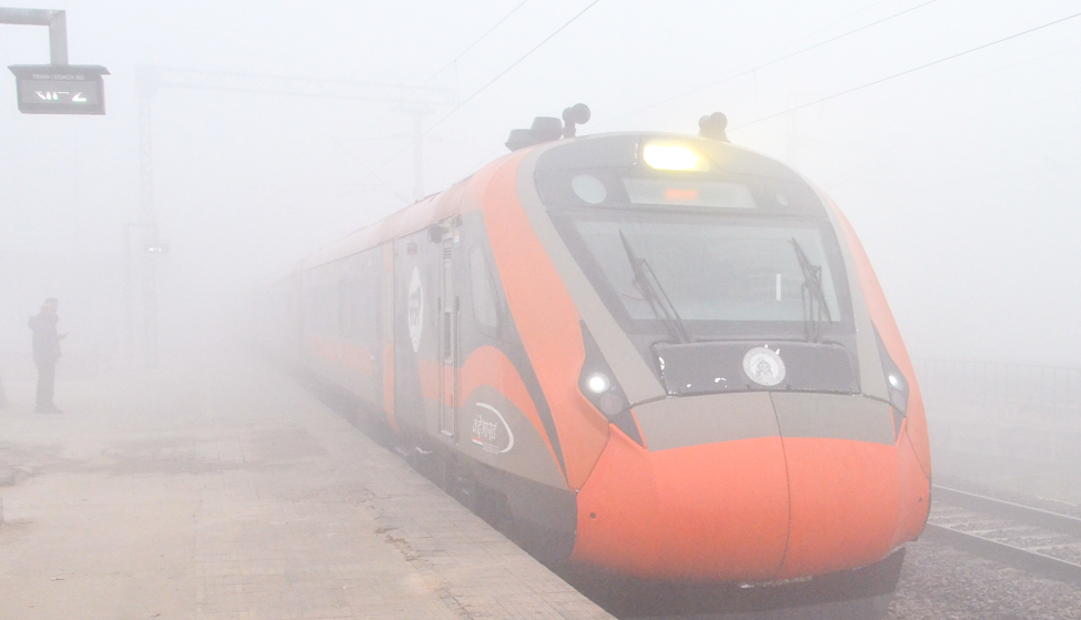 कोहरे के कहर से हवाई और रेल यातायात पर असर, 50 से ज्यादा ट्रेनें लेट, कई फ्लाइट्स प्रभावित