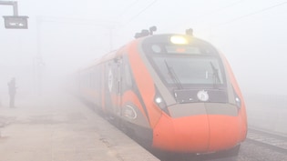 कोहरे के कहर से हवाई और रेल यातायात ठप, 50 से ज्यादा ट्रेनें लेट, कई फ्लाइट्स प्रभावित