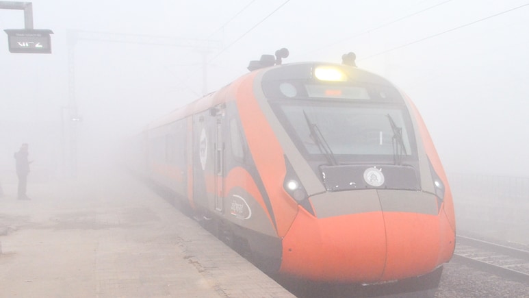 कोहरे के कहर से हवाई और रेल यातायात पर असर, 50 से ज्यादा ट्रेनें लेट, कई फ्लाइट्स प्रभावित