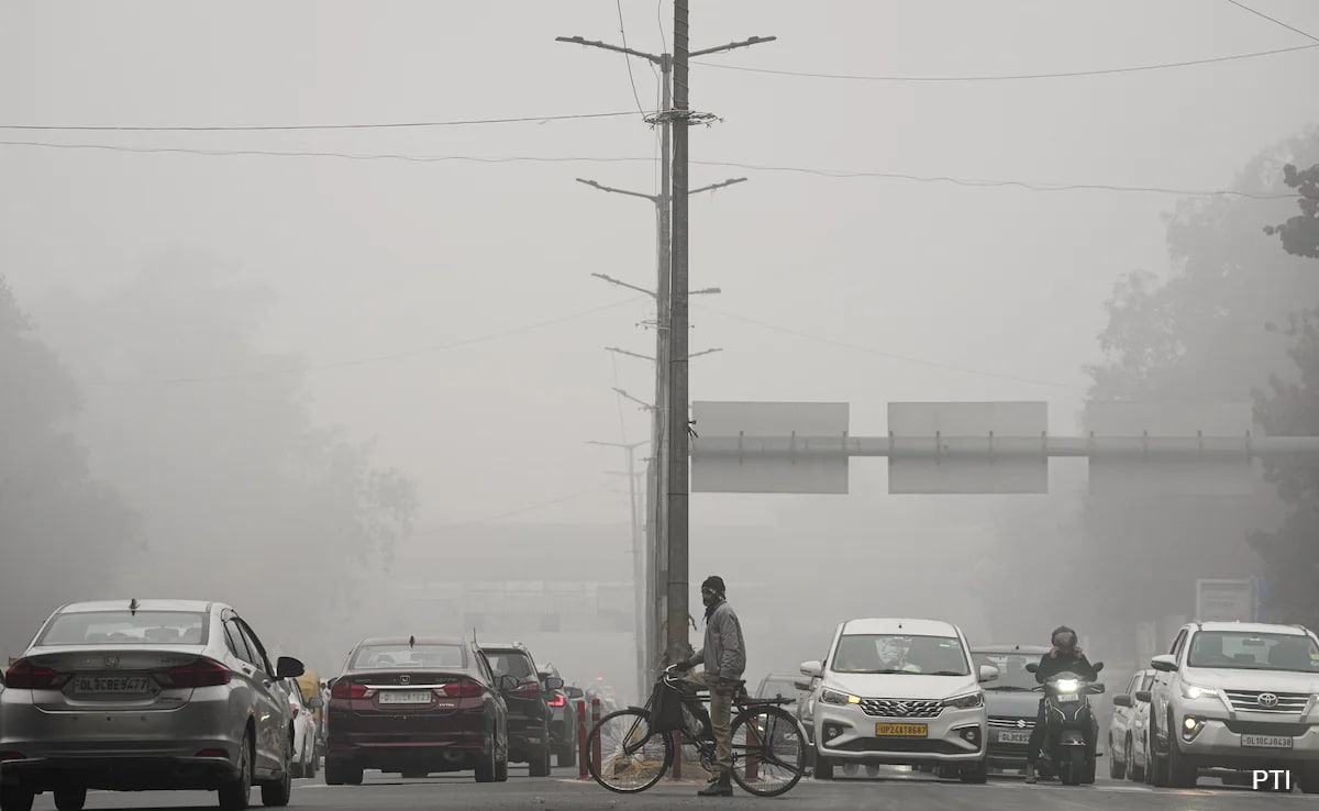Dense Fog Blankets Delhi-NCR, Air Quality Remains 'Very Poor'