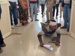 'सुनवाई करो सरकार...' न्याय की आस में झुका माथा, 11 साल से भटक रहा किसान, रेंगते हुए पहुंचा गुना कलेक्ट्रेट