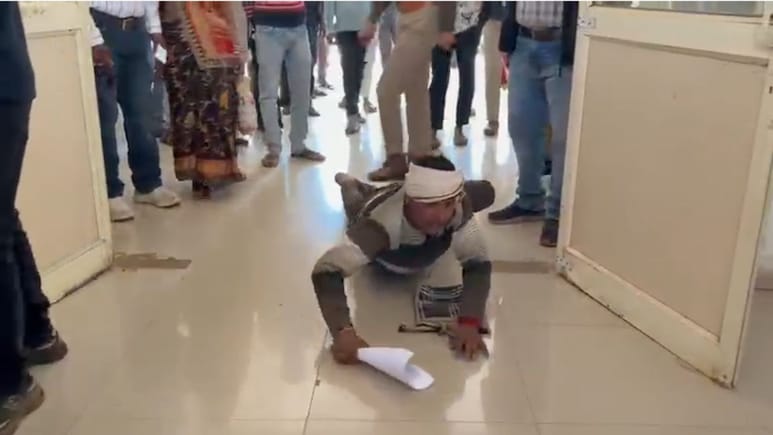 'सुनवाई करो सरकार...' न्याय की आस में झुका माथा, 11 साल से भटक रहा किसान, रेंगते हुए पहुंचा गुना कलेक्ट्रेट