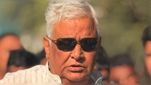 कांग्रेस&zwj;ियों ने पीएम मोदी के फाड़े पोस्&zwj;टर, डाक बंगले का ताला तोड़ने का प्रयास; भड़के क&zwj;िरोड़ी लाल मीणा