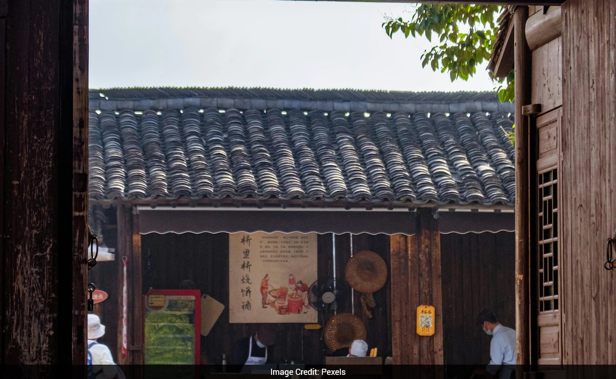Crowds Line Up At China Snack Stall To Support Owner After Tragic Loss Of Son To Cancer