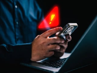 सावधान! मोबाइल में खतरनाक वायरस, चुटकी में बैंक अकाउंट कर सकता है खाली