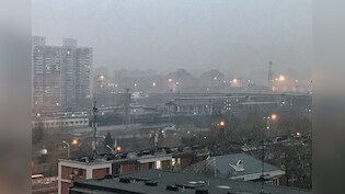 दिल्ली के प्रदूषण पर 'ज्ञान' दे रहे चीन का खुद बुरा हाल, बीजिंग में इतनी धुंध कि दिन में जलीं बत्तियां