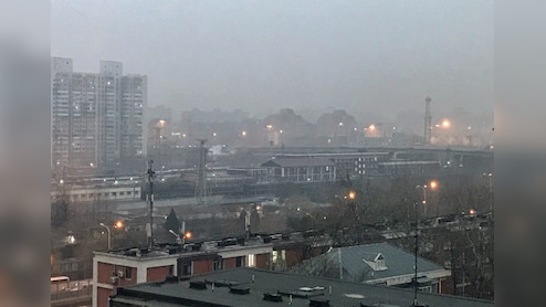 दिल्ली के प्रदूषण पर 'ज्ञान' दे रहे चीन का खुद बुरा हाल, बीजिंग में इतनी धुंध कि दिन में जलीं बत्तियां