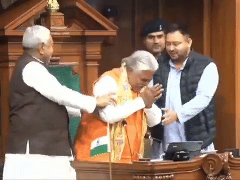 एक हाथ नीतीश तो दूसरा तेजस्वी ने पकड़ा... स्पीकर प्रेम कुमार को कुछ इस तरह चेयर पर बैठाया, VIDEO