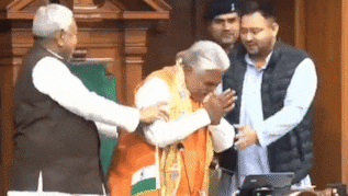 एक हाथ नीतीश तो दूसरा तेजस्वी ने पकड़ा... स्पीकर प्रेम कुमार को कुछ इस तरह चेयर पर बैठाया, VIDEO