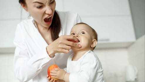 बच्चों के मारने, काटने या बाल खींचने की आदत को कैसे छुड़ाएं? Pediatrician ने बताया आसान तरीका