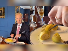 आज तक गलत तरह से केला खाते रहे हम, इस फिरंगी ने सिखाया सही तरीका, छिड़ गई बहस