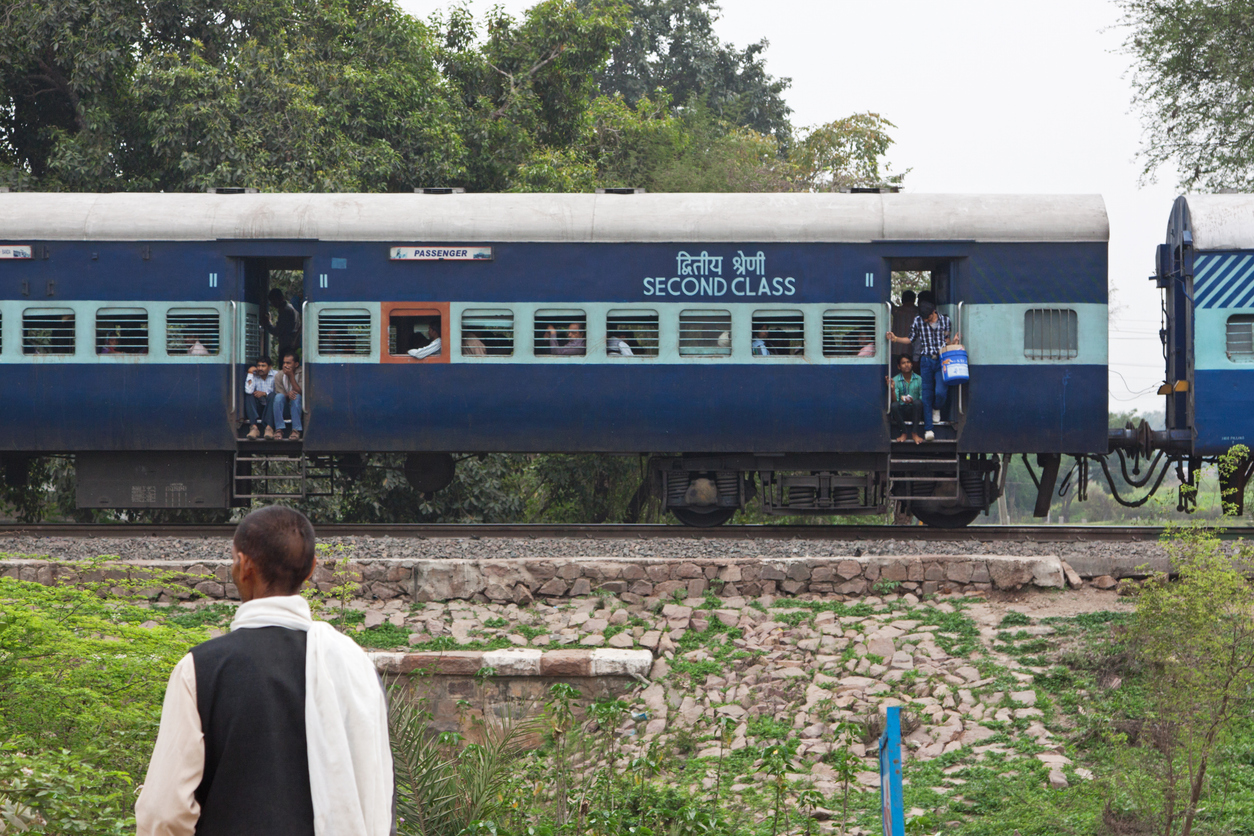 चेन पुलिंग करने वालों पर रेलवे का एक्&zwj;शन, 20 हजार से ज्&zwj;यादा गिरफ्तार, वसूला एक करोड़ का जुर्माना