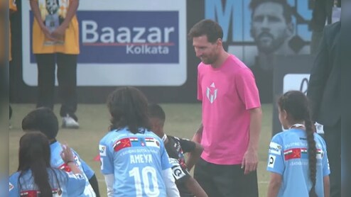 Lionel Messi In Delhi Live: स्टेडियम में लग रहे मेस्सी मेस्सी के नारे, फुटबॉल स्टार पहुंचा स्टेडियम