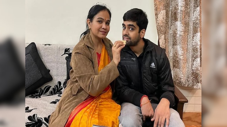 कभी पेंसिल पकड़ने में भी होती थी दिक्कत, अब पहली बार में क्रैक किया UPSC; ऐसी है दिव्यांग मानवेंद्र की कहानी