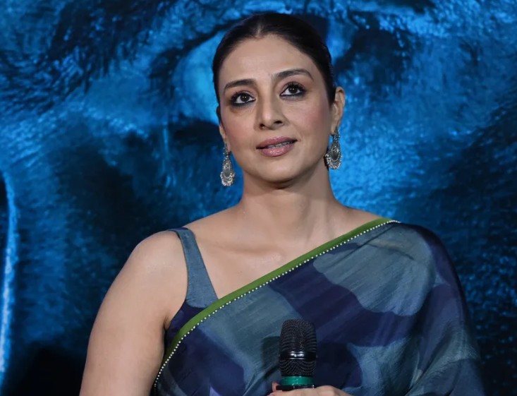 तबु ने 54 साल की उम्र में पहली बार अपनी 'बेटी' से करवाई मुलाकात! अपने पास बुलाया और खुद कराया इंट्रोड्यूस