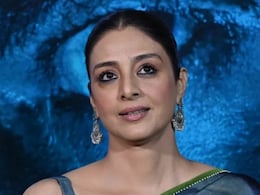 तबु ने 54 साल की उम्र में पहली बार अपनी 'बेटी' से करवाई मुलाकात! अपने पास बुलाया और खुद कराया इंट्रोड्यूस